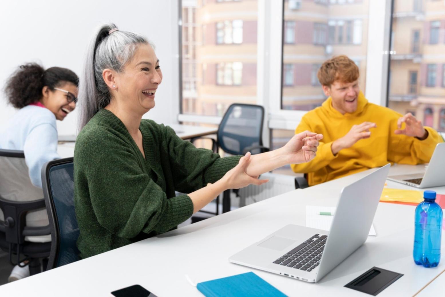 Espace de travail organisé avec ordinateur portable et documents financiers